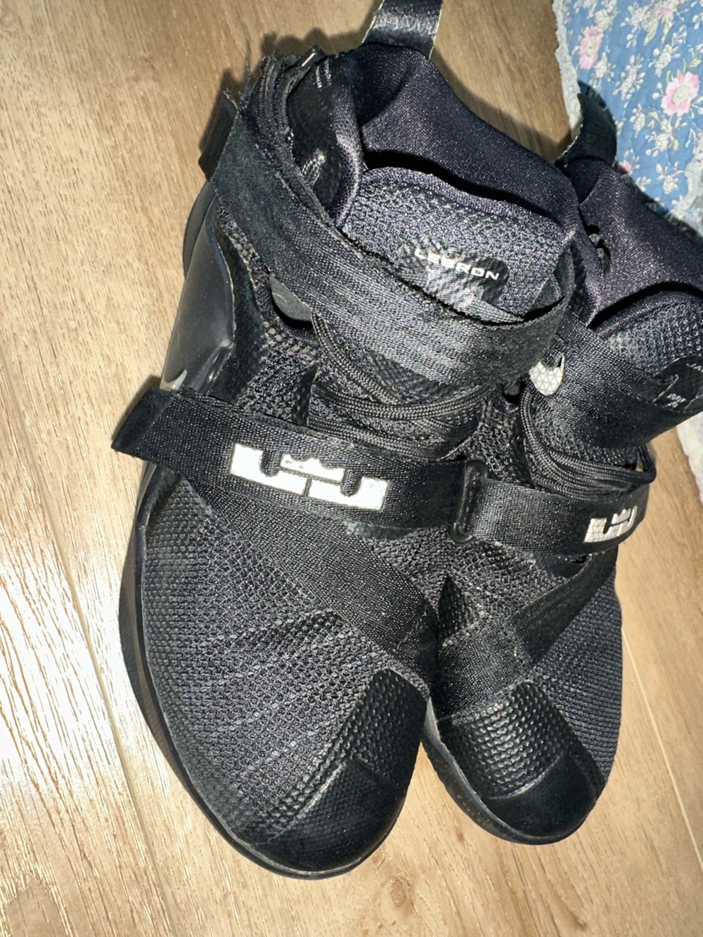 Nike Kids LeBron James Black High-Top Hook-and-Loop Sneakers - Picture 4 of 7